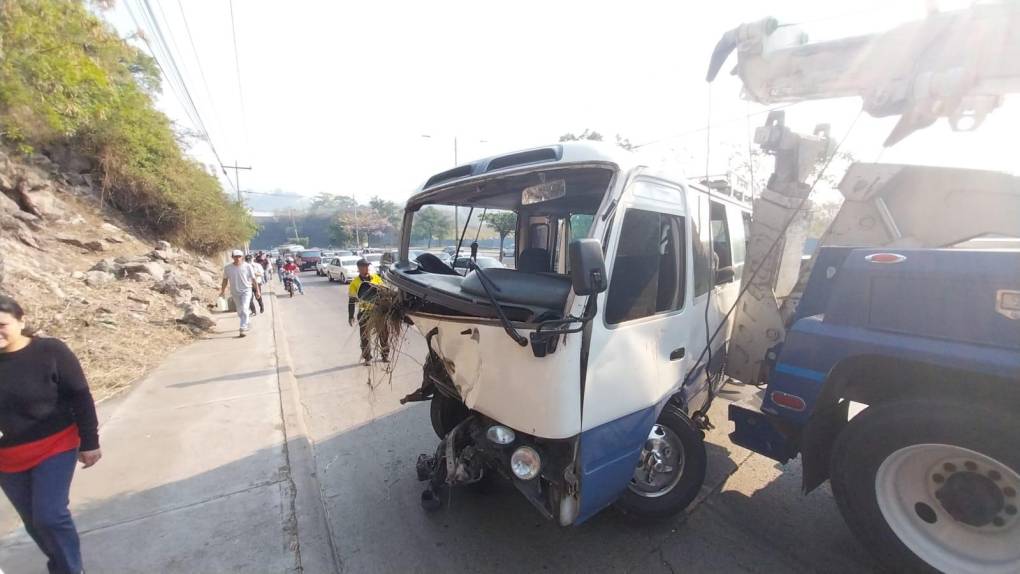 Las imágenes que dejó el accidente de un rapidito en el bulevar Fuerzas Armadas