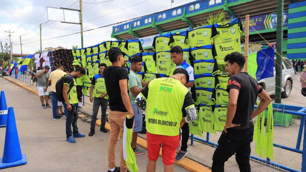 Largas filas, gran colorido y bellas mujeres: el ambiente previo a la semifinal Olancho FC - Real España