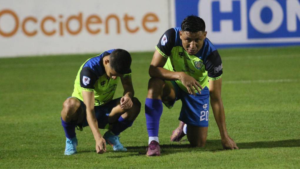 Caras largas, miradas perdidas y tristeza: las imágenes de los jugadores de Olancho FC tras la derrota ante Olimpia