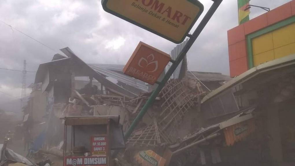 Pacientes en la calle y casas en el suelo: Destrozos del terremoto en Indonesia