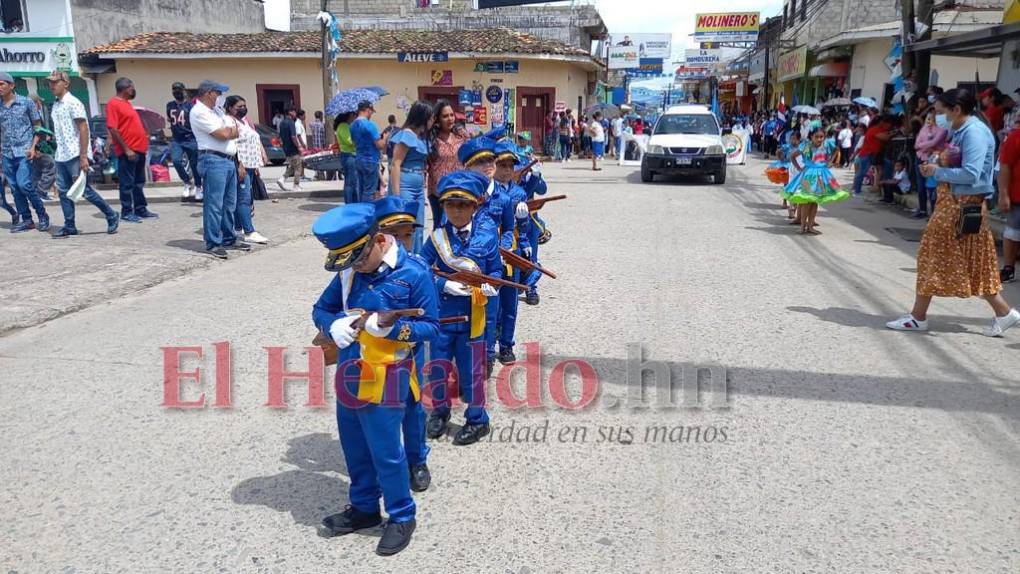 Niños rindieron honor con coloridos desfiles en Danlí