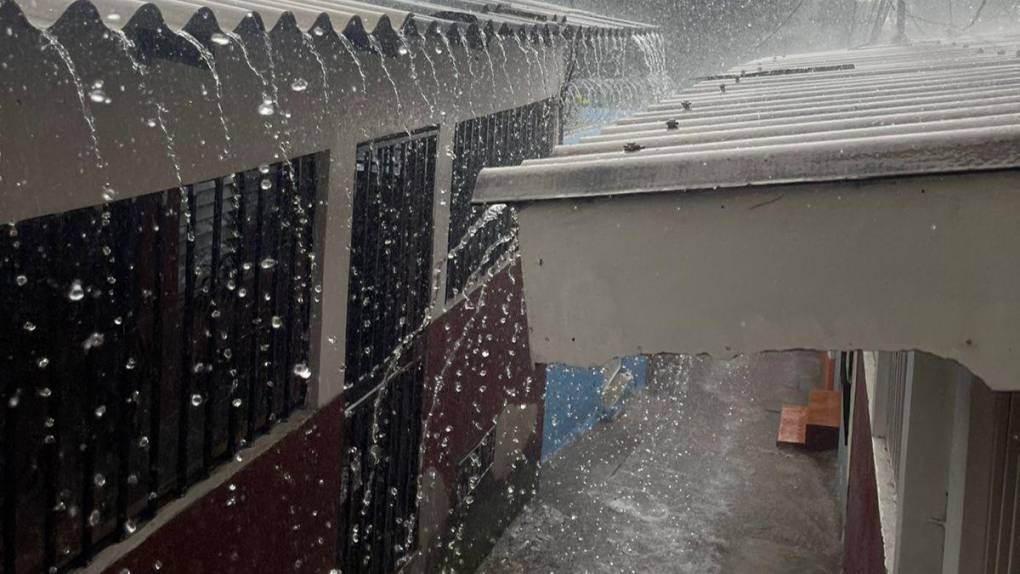 Tráfico y suspensión de energía provocó intensa lluvia con granizo en Tegucigalpa