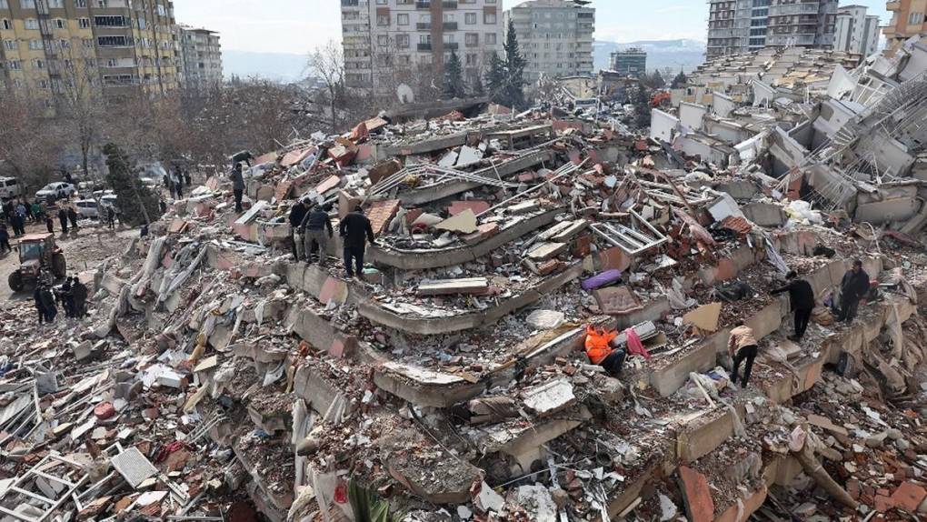 Historia detrás de la foto de un padre sosteniendo la mano de su hija muerta bajo escombros del sismo en Turquía y Siria