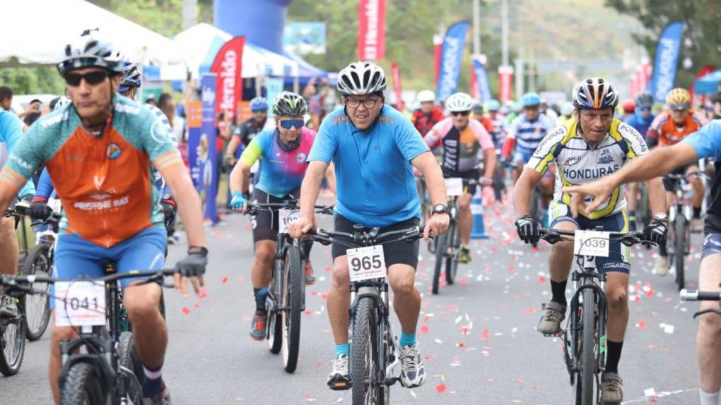 Con carteles, pompones y en familia apoyan a ciclistas en la Vuelta 2022 de El Heraldo