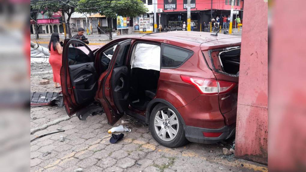 Heridos, un carro destruido y zonas sin energía eléctrica: detalles del accidente en el bulevar Morazán