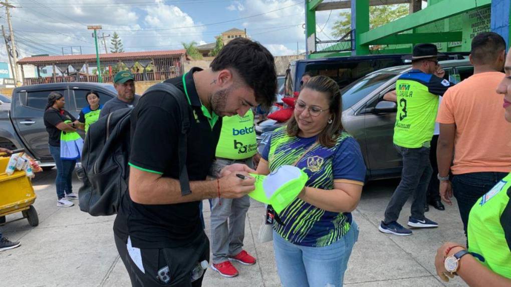 Largas filas, gran colorido y bellas mujeres: el ambiente previo a la semifinal Olancho FC - Real España