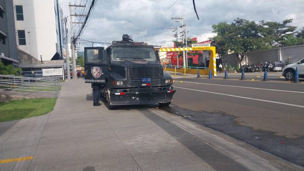 Blindan Casa Presidencial con cierre de calles y tanquetas de Fuerzas Especiales