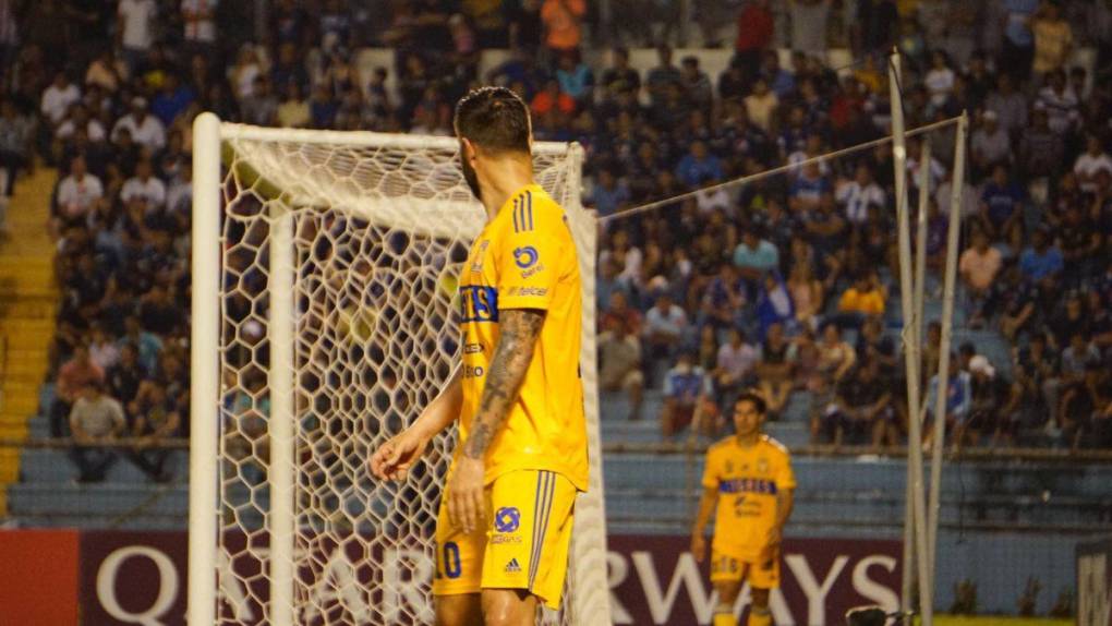 Ovación, autógrafos y complicidad con los niños: así fue el paso de Gignac por Honduras