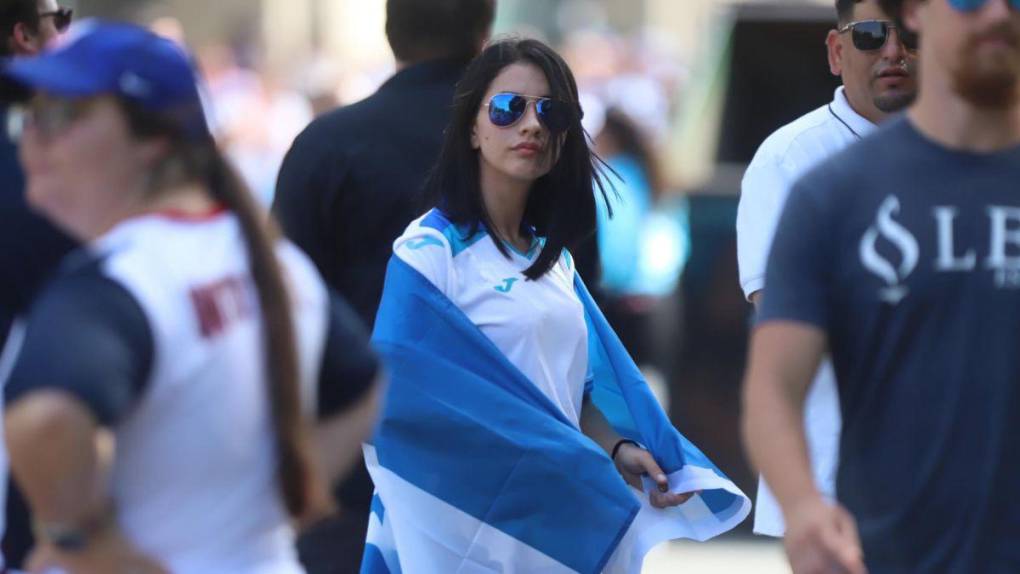 Guapas aficionadas embellecen la previa del Honduras vs Haití en Charlotte