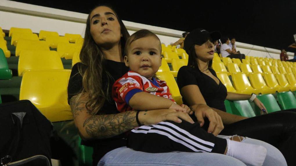 Belleza y mucho colorido: así es el ambiente en el Olimpia vs Honduras Progreso