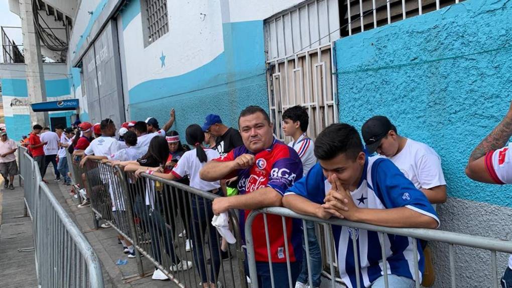 Ambiente de gran final se vive en alrededores del “Chelato” Uclés previo al Olimpia-Olancho