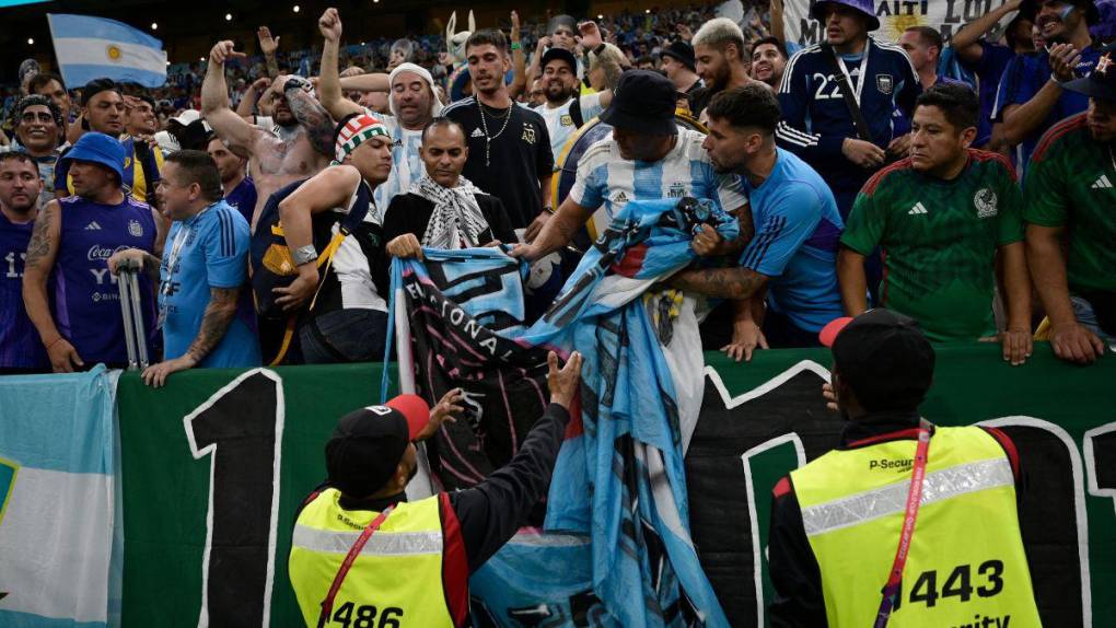 Color en la grada: Gran ambiente en el duelo entre Argentina y México en Lusail