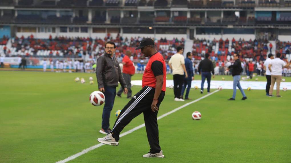 Risas, juegos y presencia de la presidenta Castro: Así fue la inauguración de la grama híbrida del Estadio Nacional