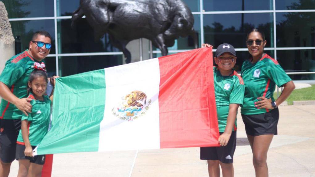 Gran ambiente: aficionados llegan al NRG Stadium para presenciar el Honduras-México en la Copa Oro 2023