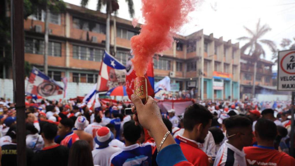 Con gran carnaval, Ultra Fiel pone la fiesta en la final entre Olimpia y Olancho FC