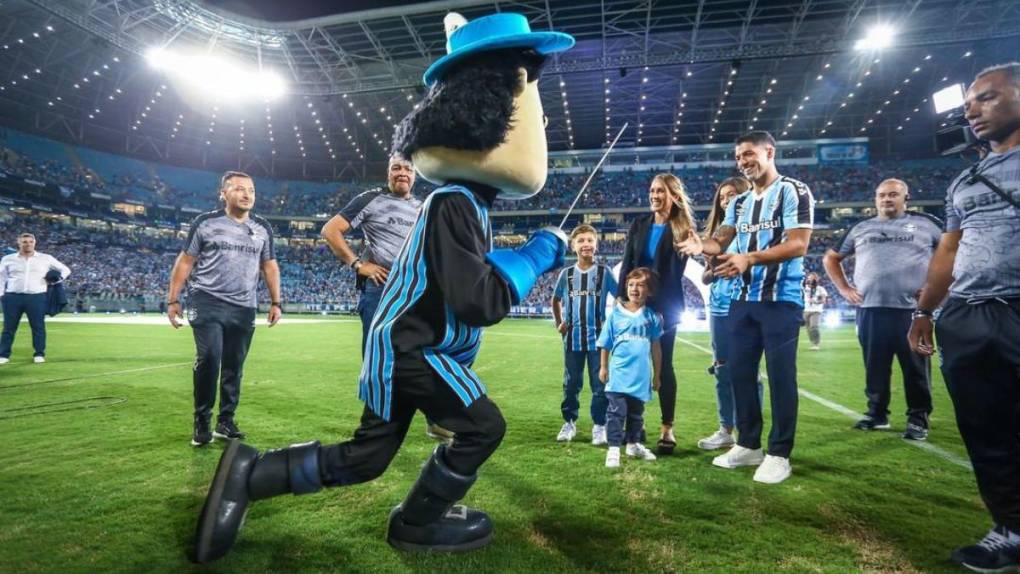 Como héroe: el impresionante recibimiento del Gremio a Luis Suárez