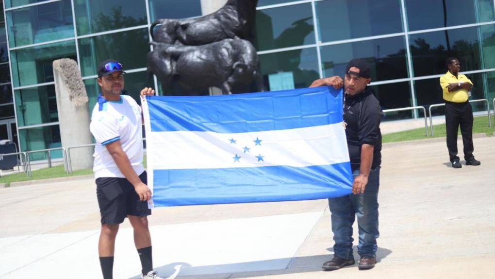 Gran ambiente: aficionados llegan al NRG Stadium para presenciar el Honduras-México en la Copa Oro 2023