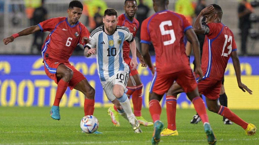 ¡Patada criminal! La terrible entrada que sufrió Messi en el Argentina - Panamá