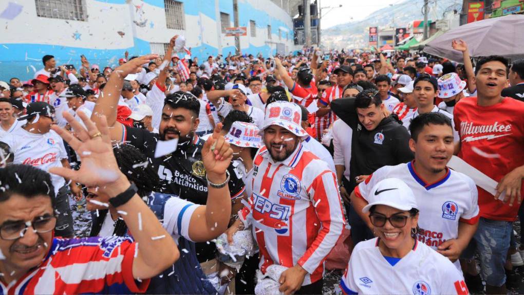 Con gran carnaval, Ultra Fiel pone la fiesta en la final entre Olimpia y Olancho FC