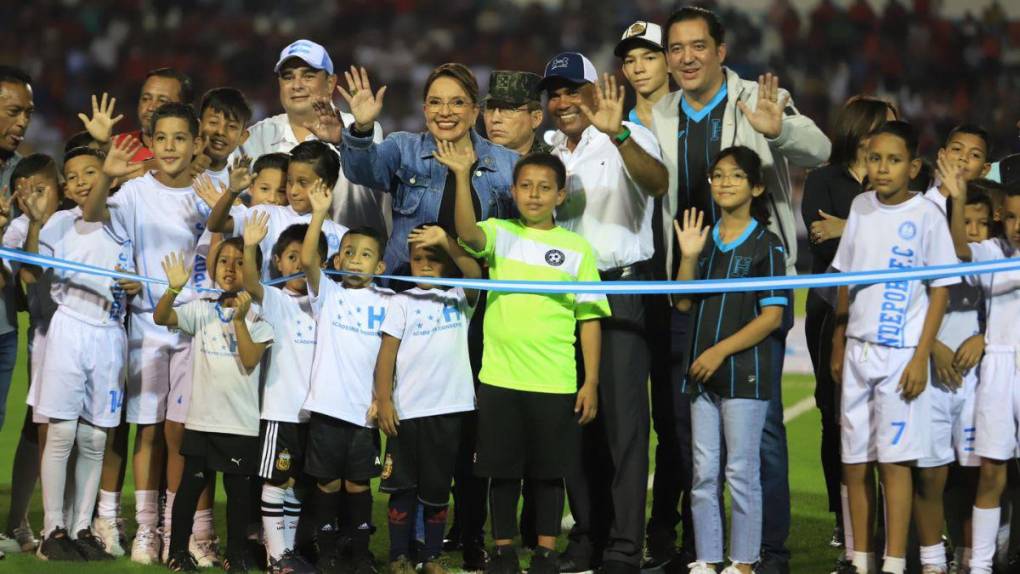 Risas, juegos y presencia de la presidenta Castro: Así fue la inauguración de la grama híbrida del Estadio Nacional