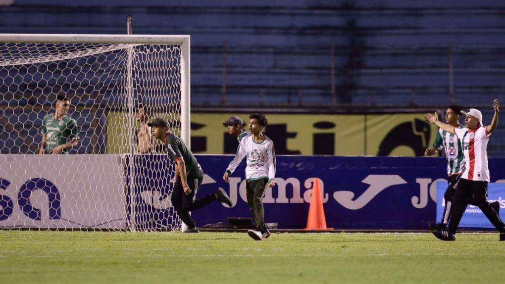 Lamentables imágenes: El enfrentamiento entre barras en el clásico sampedrano