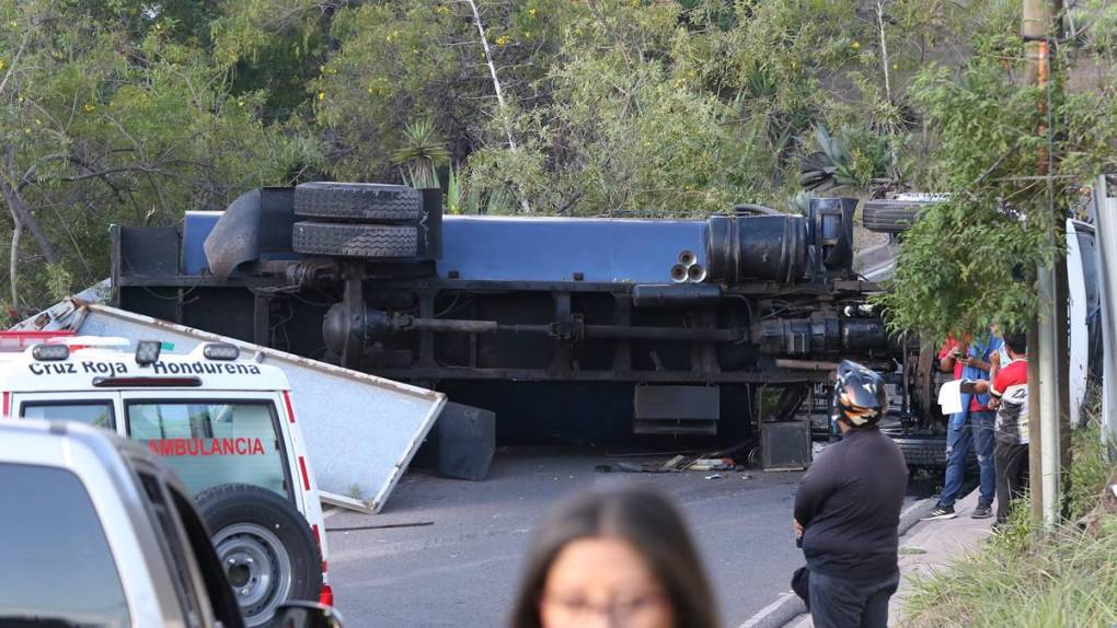 Cisterna casi provoca tragedia al volcarse en anillo periférico