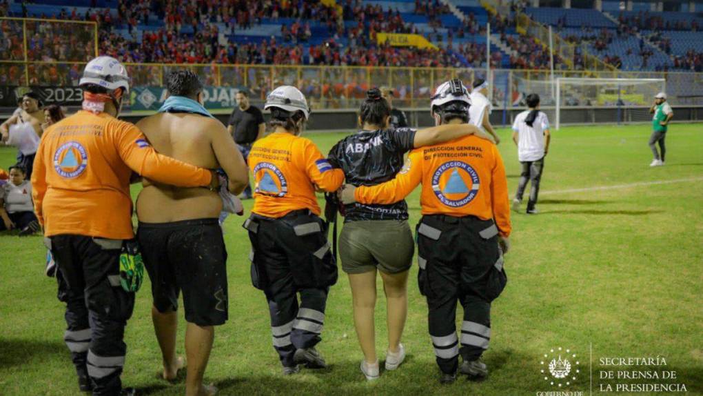 Caos, muertos y decenas de heridos: lo que se sabe sobre la estampida en el Estadio Cuscatlán de El Salvador