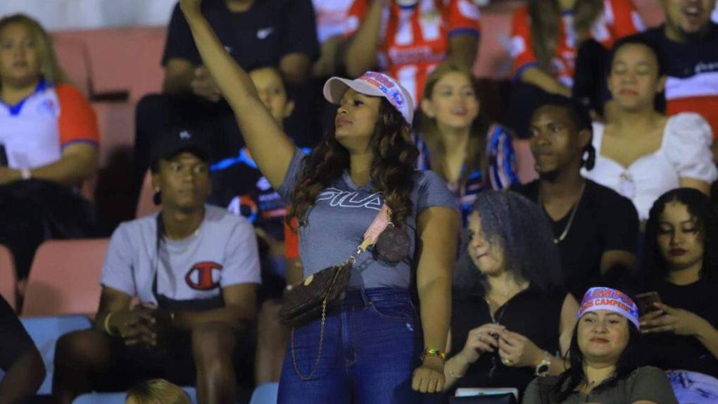 Bellas mujeres engalanan la gran final entre Olimpia y Motagua