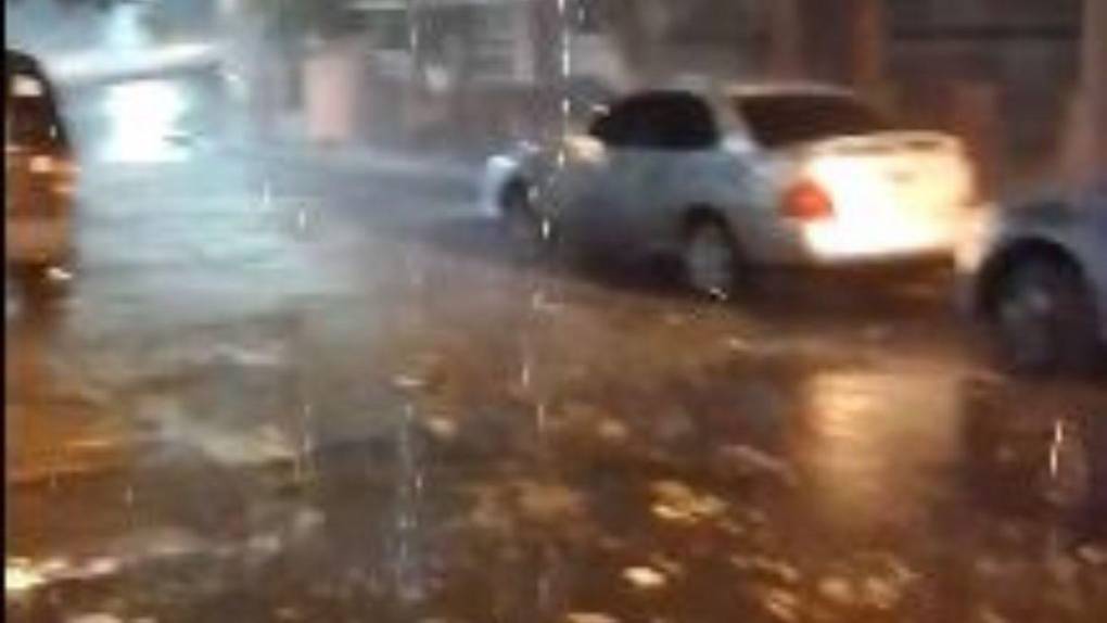 Calles inundadas y daños materiales: imágenes de la lluvia que azotó la capital