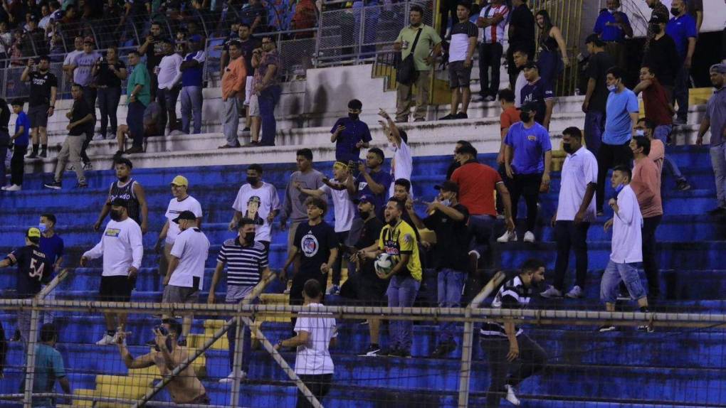 Lamentables imágenes: El enfrentamiento entre barras en el clásico sampedrano