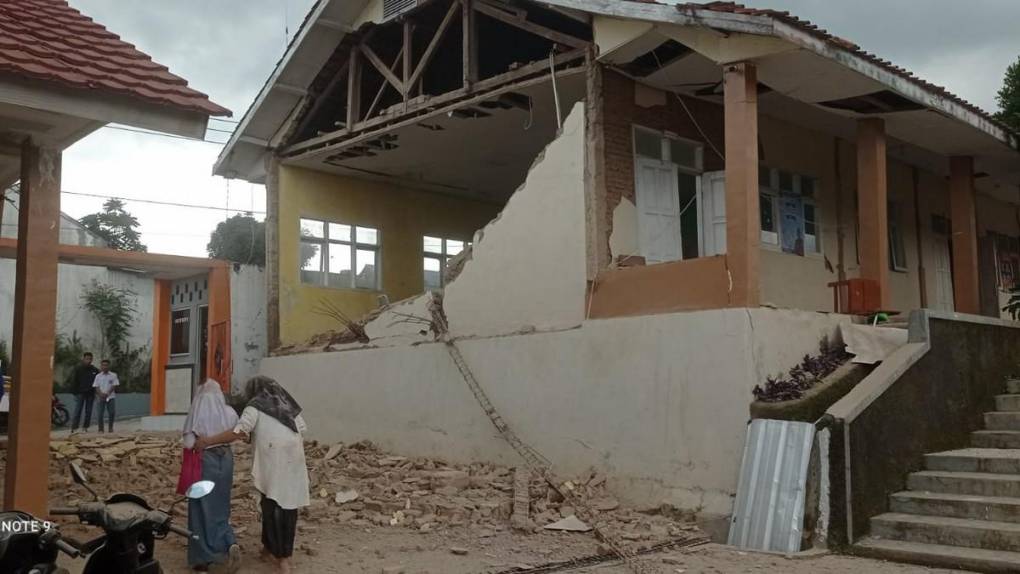 Pacientes en la calle y casas en el suelo: Destrozos del terremoto en Indonesia