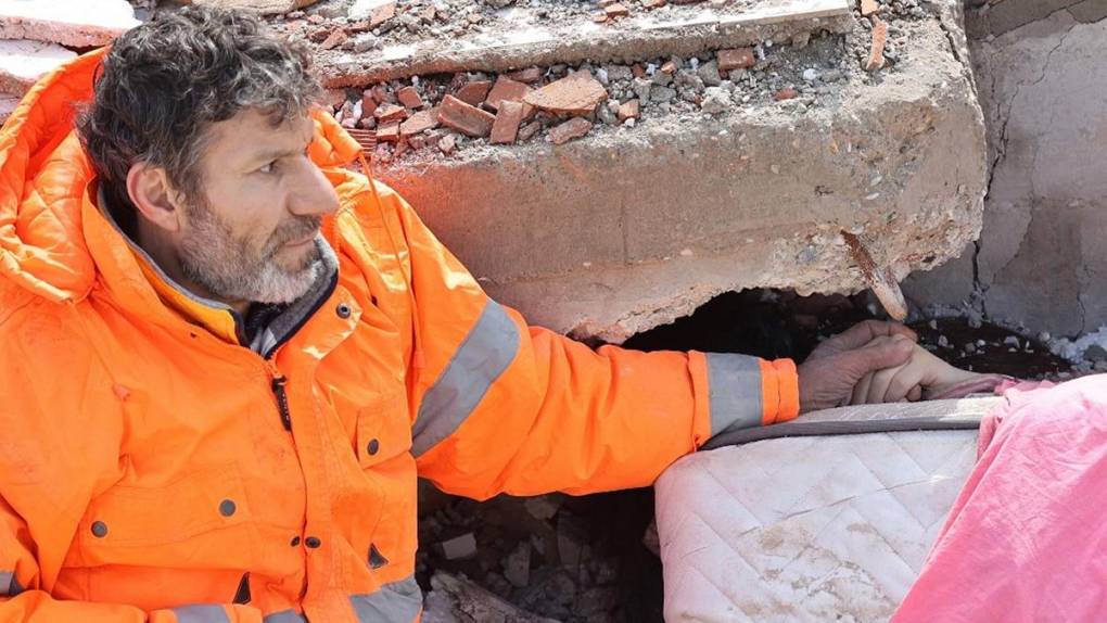 Historia detrás de la foto de un padre sosteniendo la mano de su hija muerta bajo escombros del sismo en Turquía y Siria