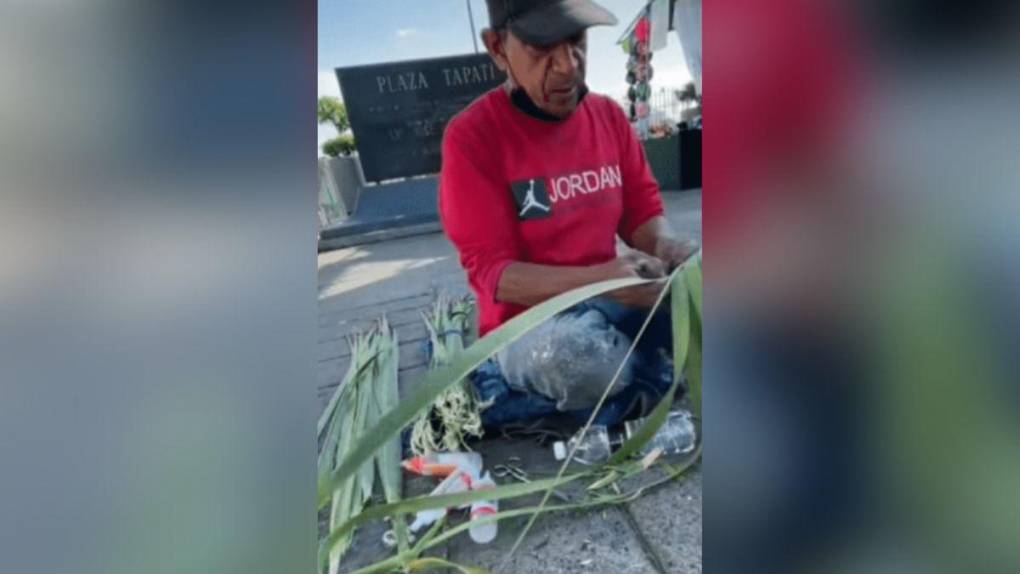 Migrante hondureño cautiva a artista mexicano con elaboración de adornos con hojas de palmera de coco