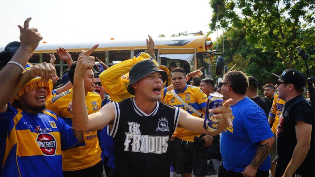 ¡Invasión felina! Barra de Tigres llega al Olímpico para el partido frente a Motagua