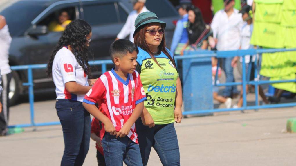 Corazones divididos, apasionadas aficiones y el ambientazo en el Olancho FC vs Olimpia