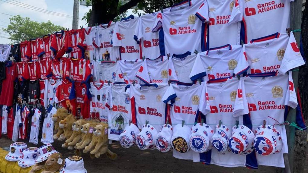 Ambiente de gran final se vive en alrededores del “Chelato” Uclés previo al Olimpia-Olancho