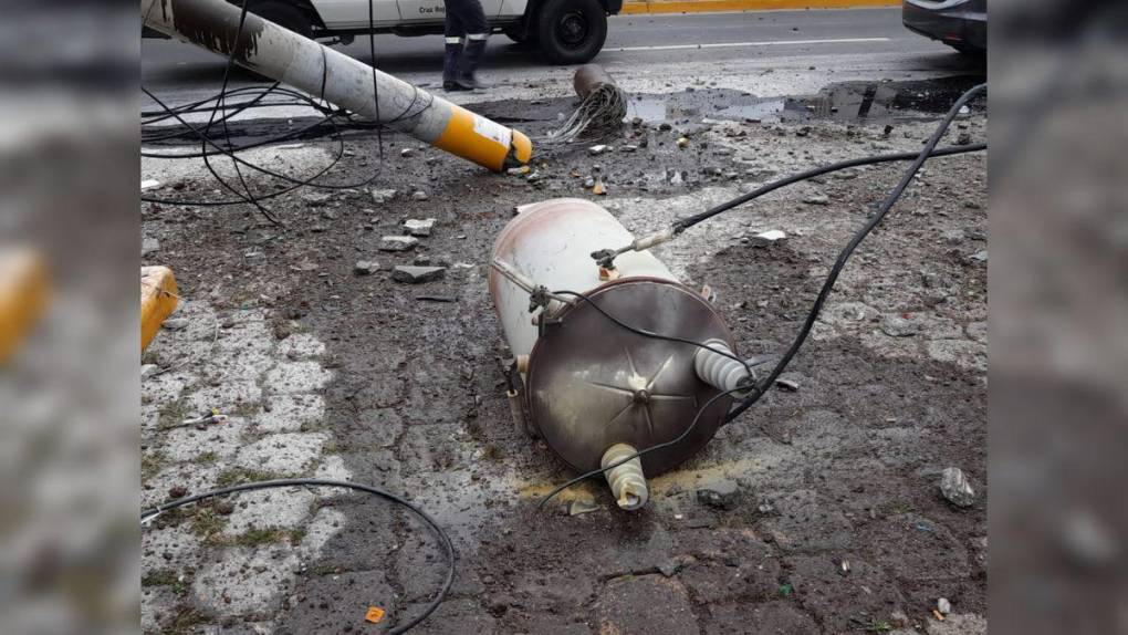 Heridos, un carro destruido y zonas sin energía eléctrica: detalles del accidente en el bulevar Morazán