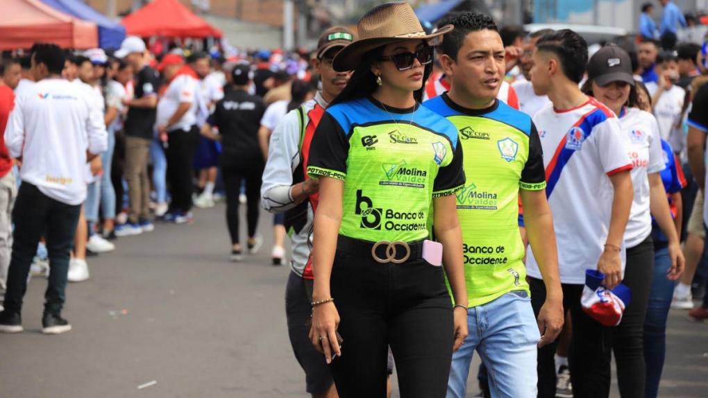 Aficionados olanchanos sorprenden en Tegucigalpa apoyando a los Potros