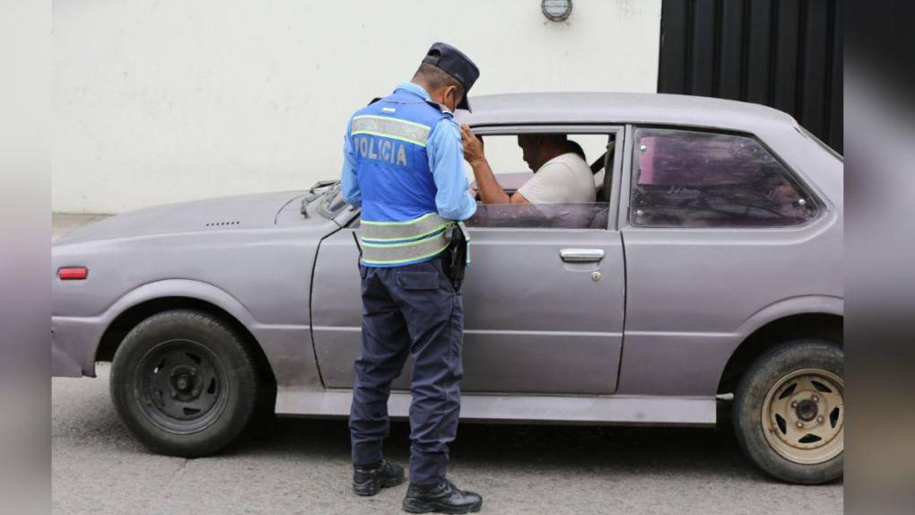 Retenes y revisión de documentos: así se vive el toque de queda en algunos sectores de la capital