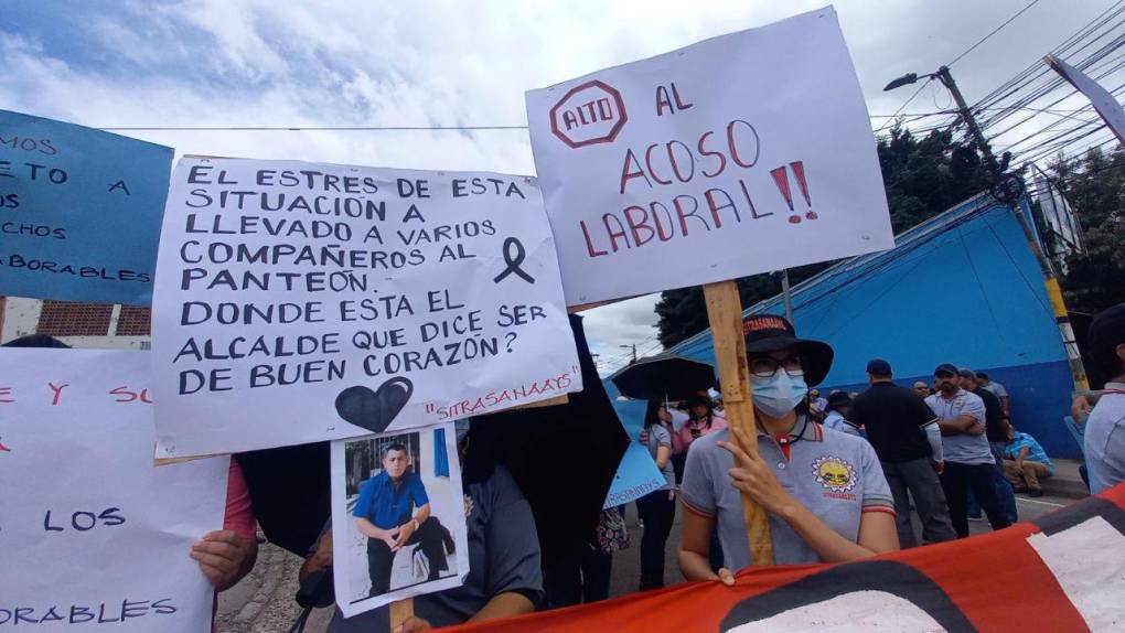 Por acoso laboral y despidos injustificados, protestan empleados del SANAA