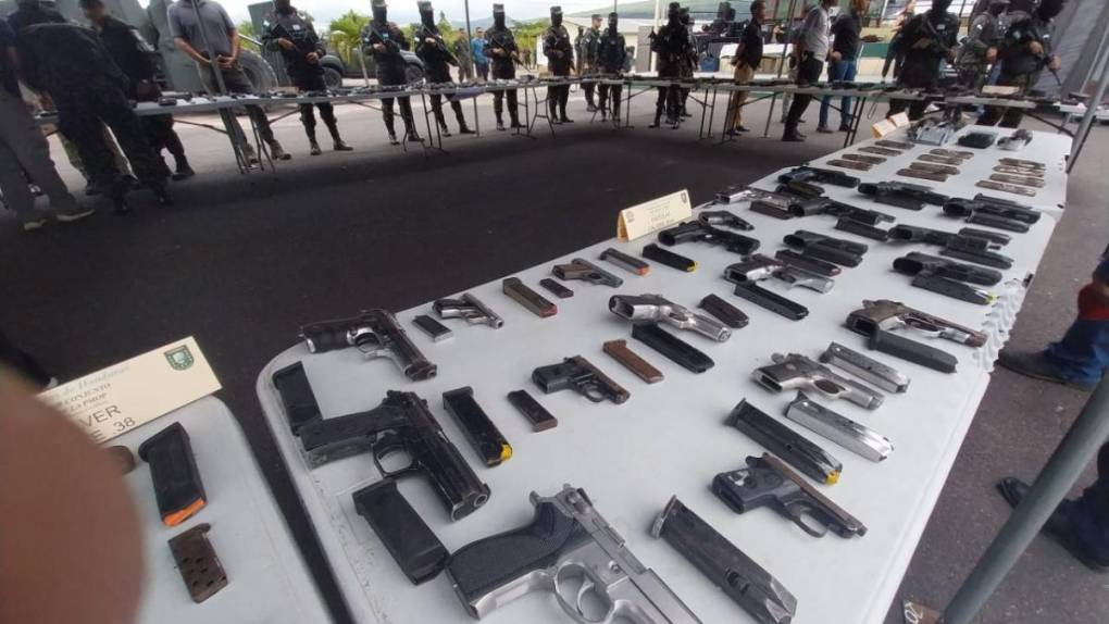 Las armas y municiones de diferentes calibres que fueron decomisadas en las cárceles de Honduras