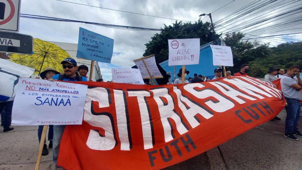 Por acoso laboral y despidos injustificados, protestan empleados del SANAA