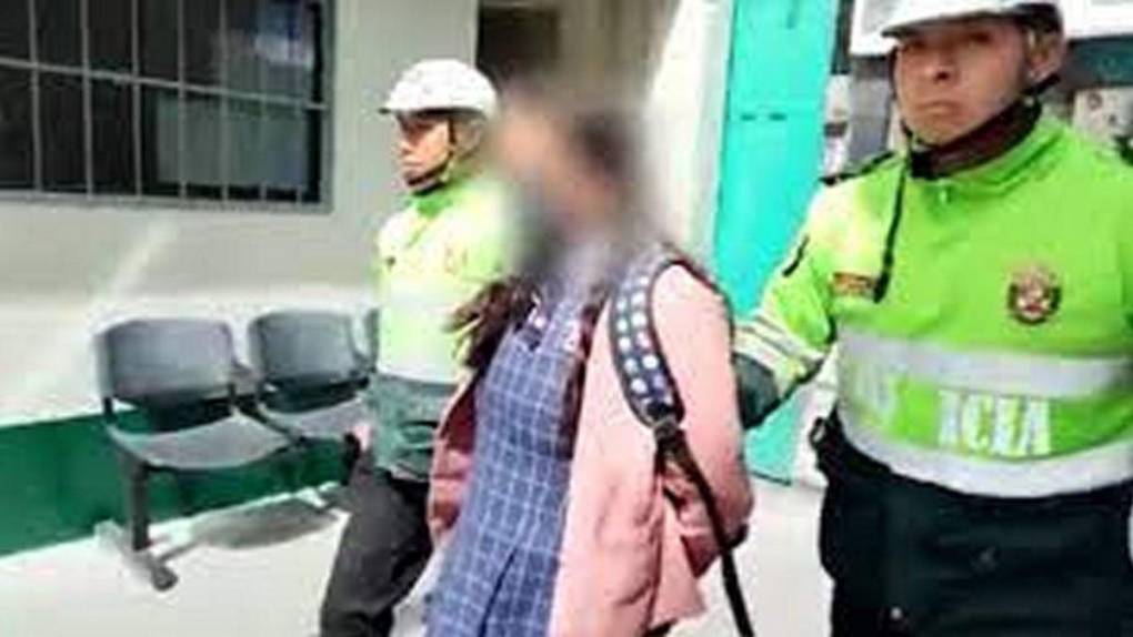 Dejan en libertad a hombre que entraba a escuelas vestido como alumna en Perú