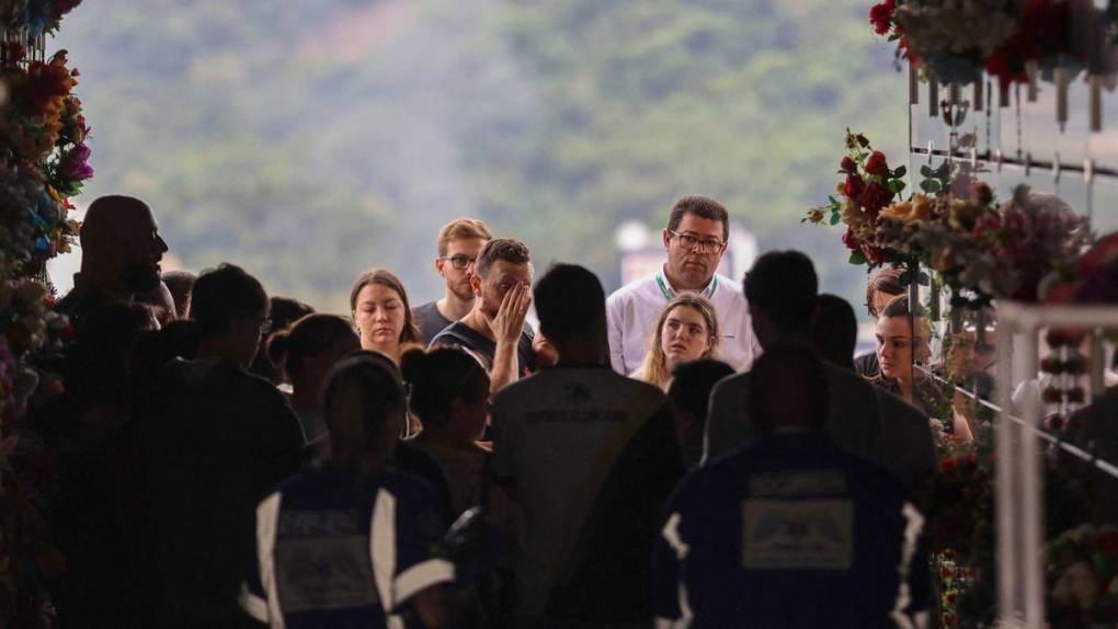 ¡Desgarrador! Así sepultaron a los niños asesinados en masacre en guardería de Brasil