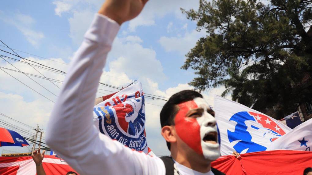 Con gran carnaval, Ultra Fiel pone la fiesta en la final entre Olimpia y Olancho FC