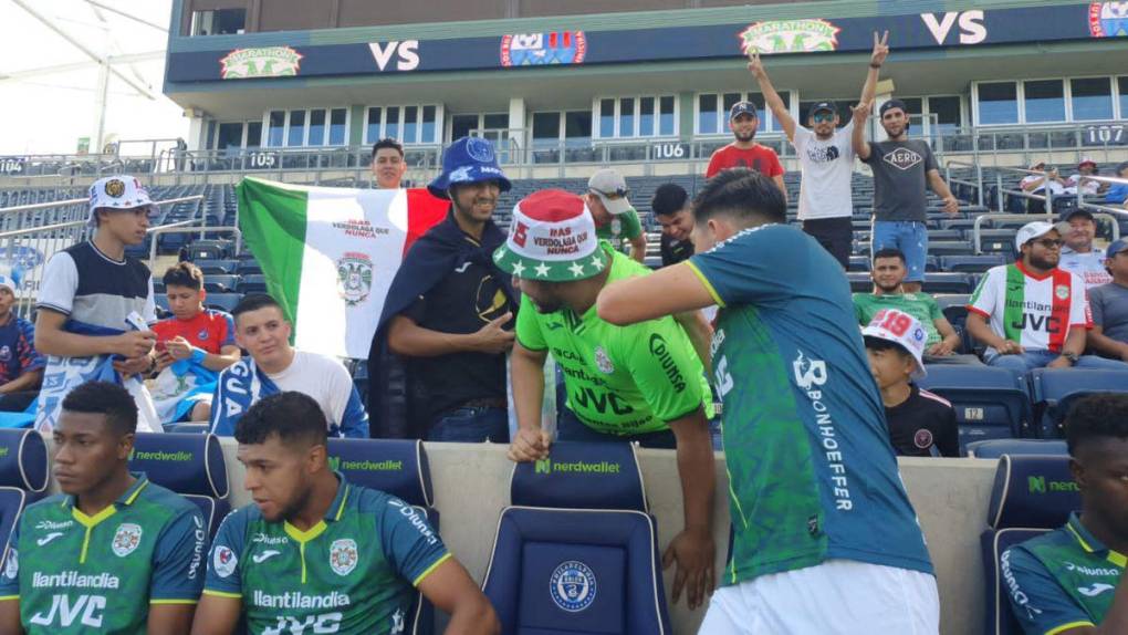 Aficionados comienzan a engalanar el ambiente previo al clásico Olimpia-Motagua en Philadelphia