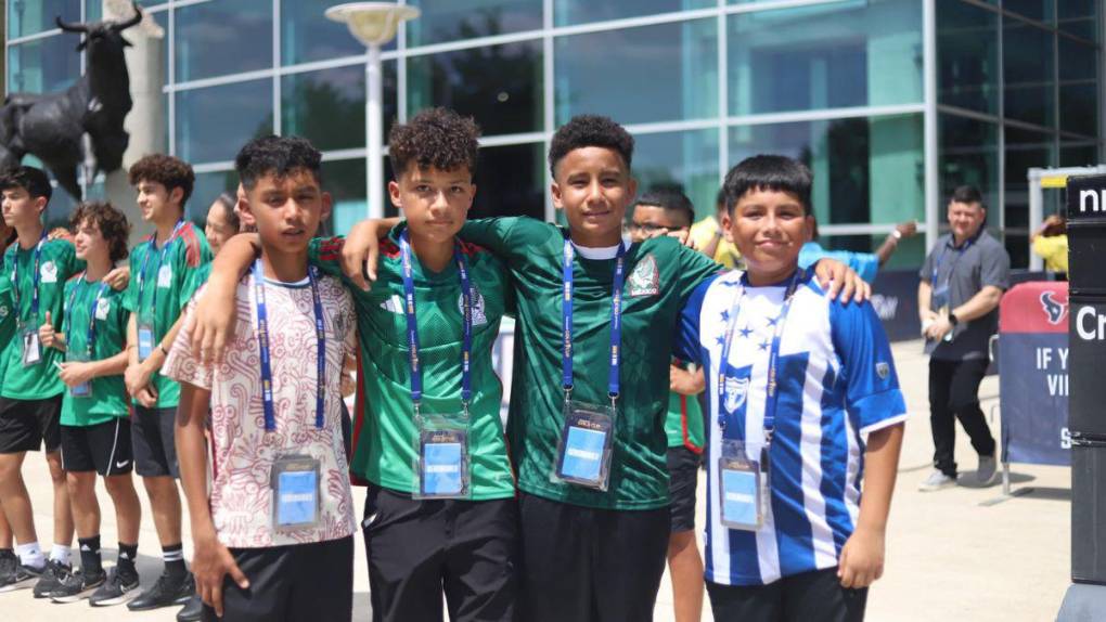 Gran ambiente: aficionados llegan al NRG Stadium para presenciar el Honduras-México en la Copa Oro 2023