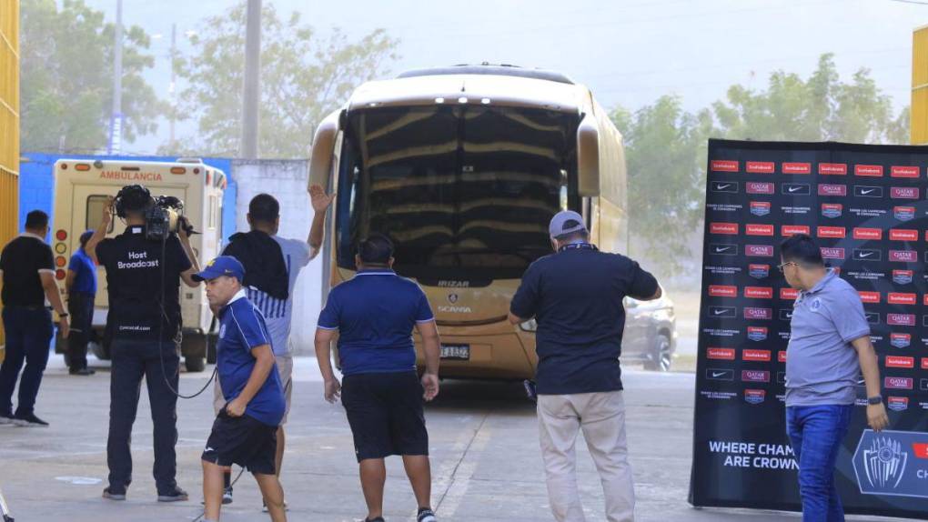 Bellas mujeres y gran ambiente: aficionados comienzan a llegar al Olímpico para el Motagua vs Pachuca