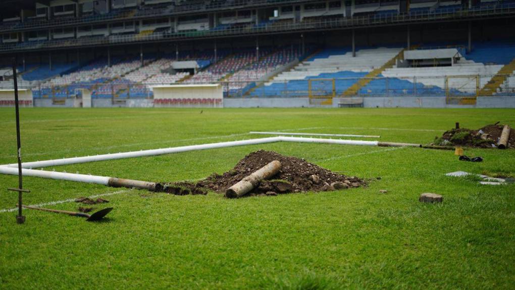 Fin a la pesadilla: comienzan los trabajos para cambiar la grama del Estadio Morazán