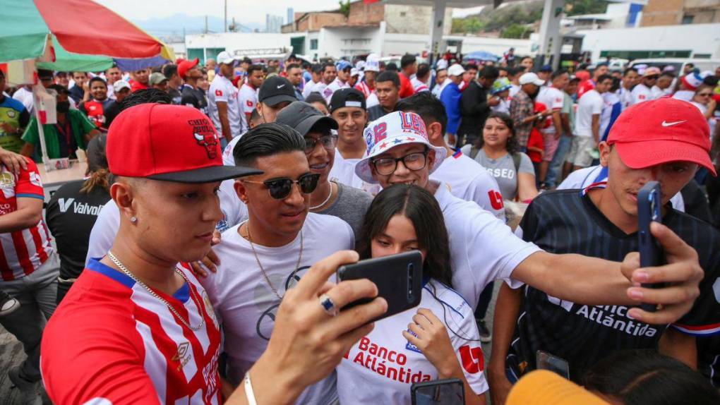 Con gran carnaval, Ultra Fiel pone la fiesta en la final entre Olimpia y Olancho FC